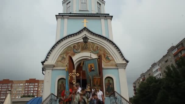 Église orthodoxe russe. L'intérieur, icônes, bougie, vie — Video