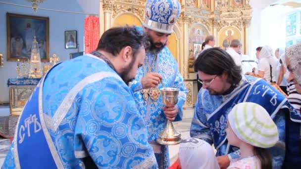 Chiesa ortodossa russa. L'interno, icone, candela, vita — Video Stock