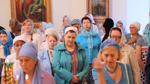 Russisch-orthodoxe kerk. het interieur, pictogrammen, kaars, leven. — Stockvideo