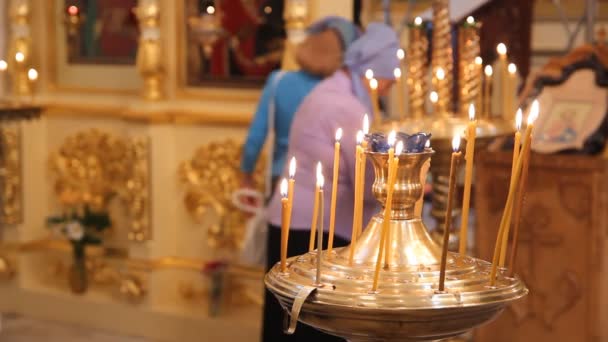 Iglesia ortodoxa rusa. El interior, iconos, velas, la vida . — Vídeo de stock