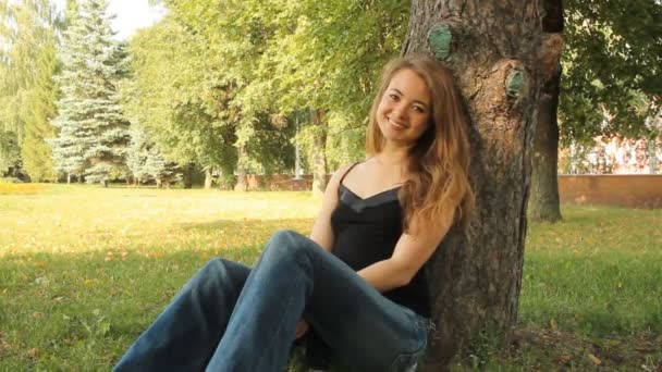 Una joven en un parque. verano — Vídeos de Stock