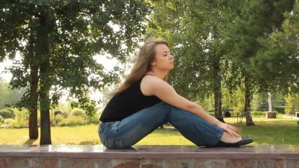 A young girl in a park. summer — Stock Video