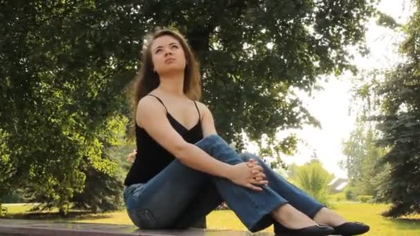Молодая девушка в парке. лето — стоковое видео