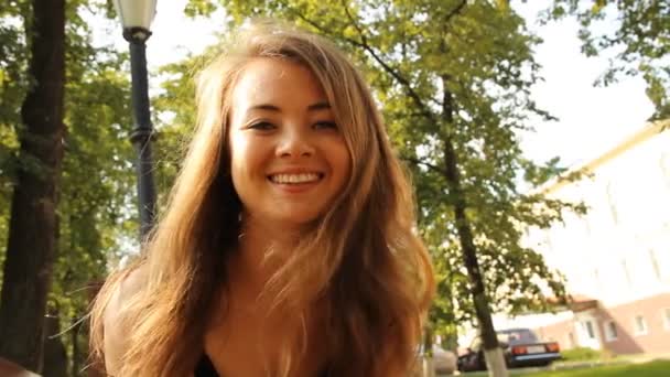 A young girl in a park. summer — Stock Video