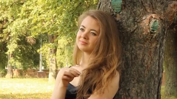 O fată tânără într-un parc. Vara — Videoclip de stoc