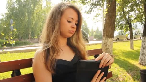 태블릿 컴퓨터와 함께 공원에서 젊은 여자. 여름 — 비디오