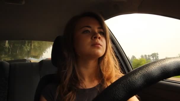 Bir arabanın direksiyonuna genç kız — Stok video
