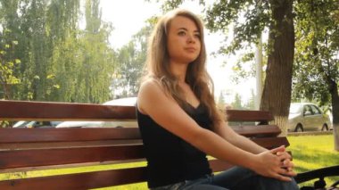 genç kız bir parkta bankta. Bekleyen yaz