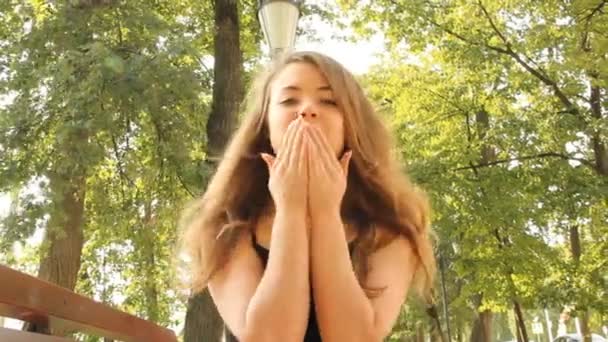 Fiatal lány a parkban beszél a kamera szeretlek — Stock videók