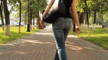 genç bir kız bir parkta. caddede yürümek