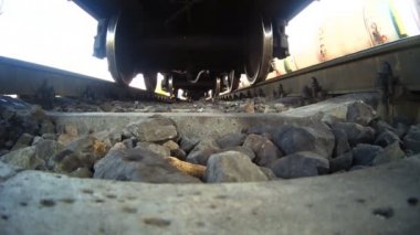 tren. Trenin altında uyuyanlar kamerada