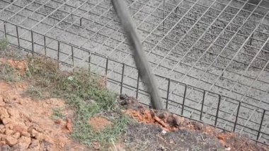 İnşaat alanında bir beton zemin dökme