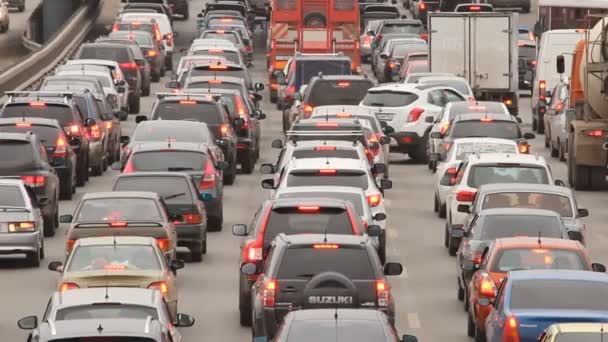 Κυκλοφορία αυτοκινήτων στην εθνική οδό — Αρχείο Βίντεο