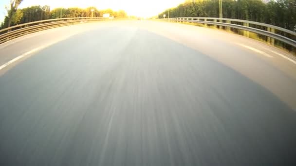 Autostrada della sera. La fotocamera al livello dell'asfalto — Video Stock