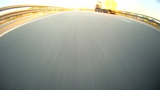 Kvällen highway. kameran på nivån på asfalt — Stockvideo