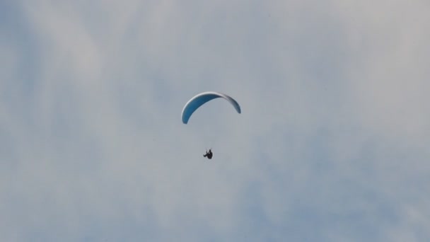 Parapendio contro il cielo — Video Stock