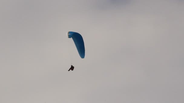 Paraglider mot himlen — Stockvideo