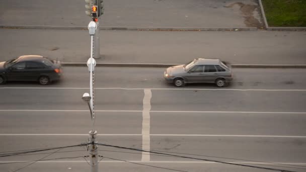 Çok şeritli kentsel yol yazın. Üstten Görünüm — Stok video