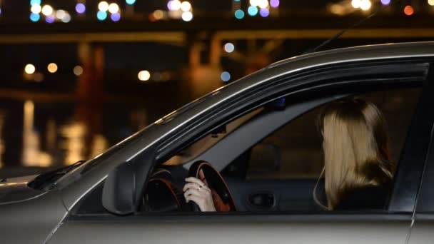 Mladá dívka v autě na promenádě v noci. setkání, očekávání, láska, Randění — Stock video