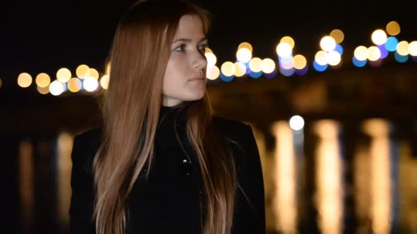 La jeune fille sur une promenade nocturne. La rencontre, l'anticipation, l'amour, la rencontre — Video