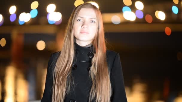 Das junge Mädchen auf einer Nachtpromenade. das Treffen, die Vorfreude, die Liebe, das Dating — Stockvideo