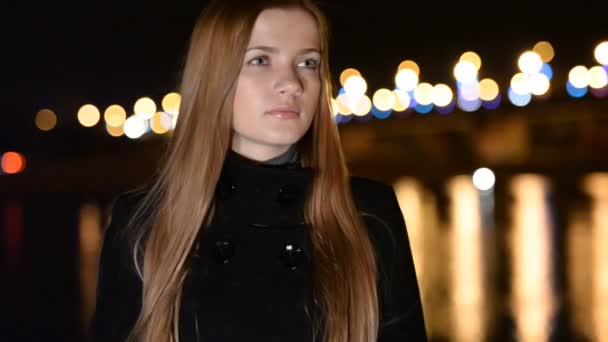 La joven en un paseo nocturno. La reunión, la anticipación, el amor, las citas — Vídeos de Stock
