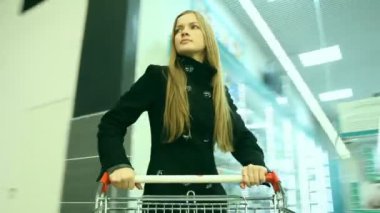 bir süpermarkette bir kız