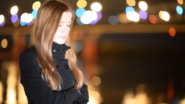 Den unga flickan på en natt strandpromenad. — Stockvideo