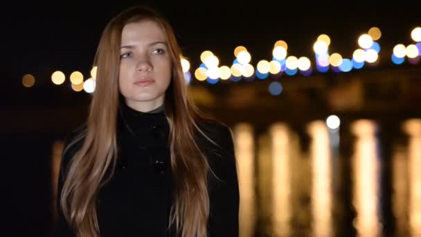 La ragazza sul lungomare di notte . — Video Stock