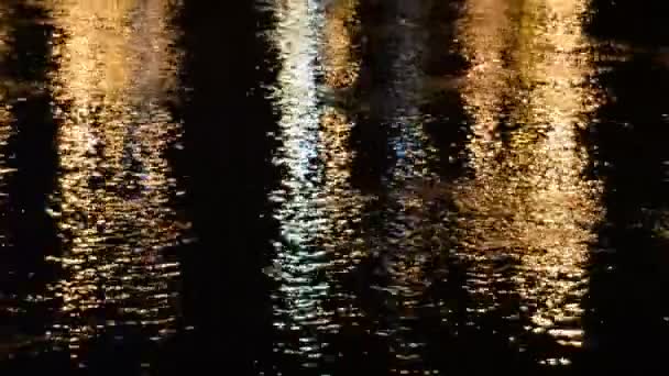 Reflejos de luz en el río . — Vídeos de Stock