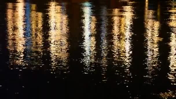 Riflessi di luce nel fiume . — Video Stock