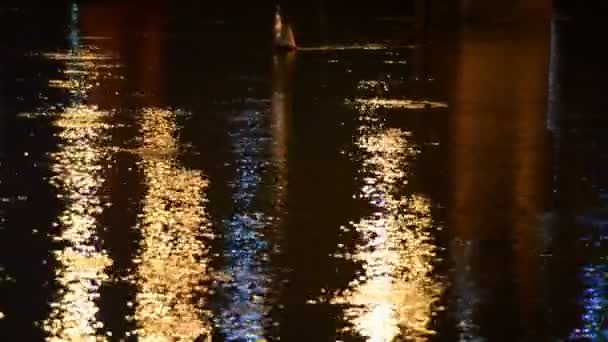 강에서 빛의 반사. — 비디오