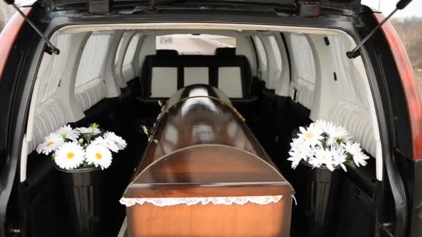 O caixão em um carro funerário — Vídeo de Stock