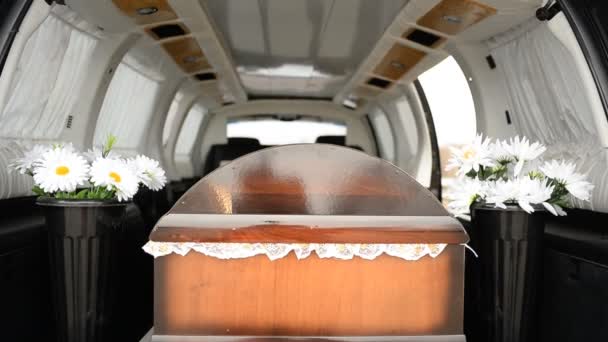 O caixão em um carro funerário — Vídeo de Stock