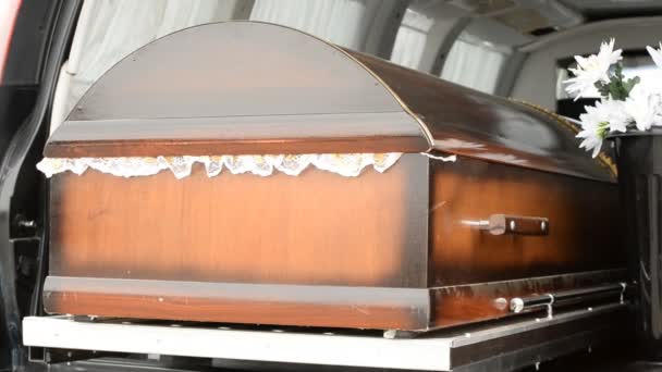 O caixão em um carro funerário — Vídeo de Stock