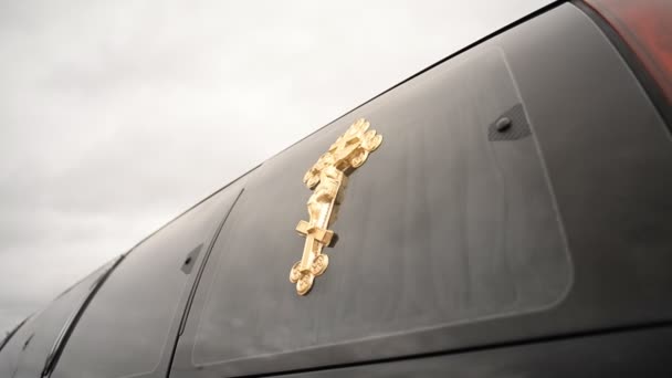Black hearse on the road — Stock Video