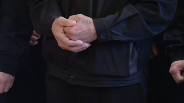 Ноги и руки заключенных — стоковое видео