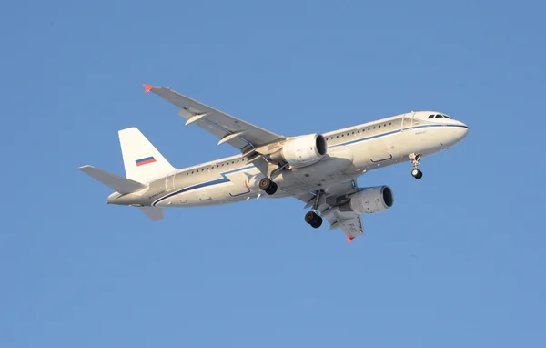 Ufa, Rusland - 11 maart: airbus a-320, de luchtvaartmaatschappij aeroflot, board vp-bnt dobrolet landing op de luchthaven van Oefa — Stockfoto