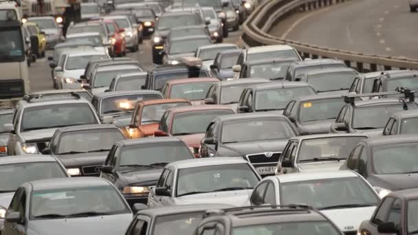 Atasco de tráfico de coches en la carretera — Vídeo de stock