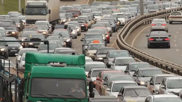 Atasco de tráfico de coches en la carretera — Vídeo de stock