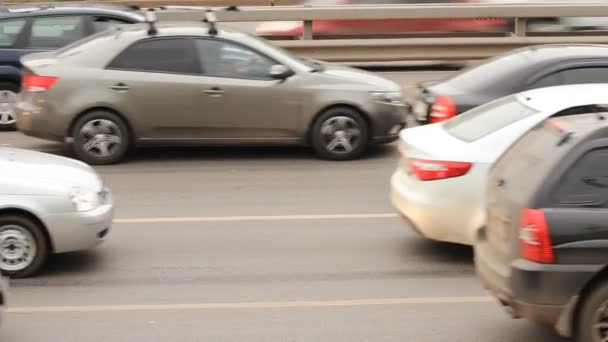 Atasco de tráfico de coches en la carretera — Vídeo de stock