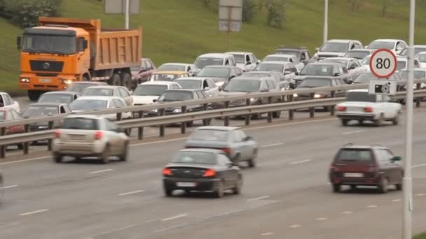 Atasco de tráfico de coches en la carretera — Vídeo de stock