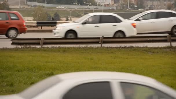 Автомобильная пробка на шоссе — стоковое видео