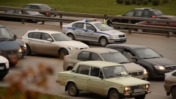 Atasco de tráfico de coches en la carretera — Vídeo de stock