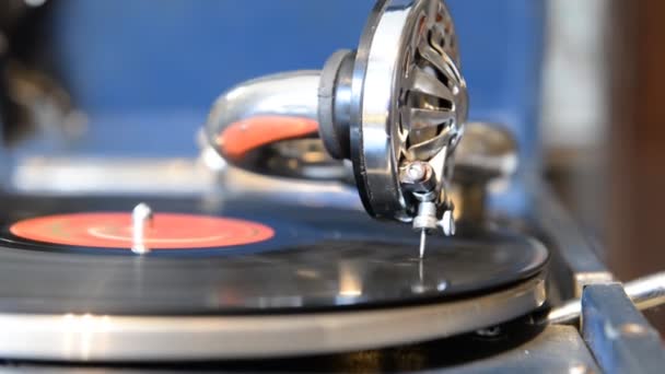 Tocando en los viejos discos de gramófono — Vídeos de Stock