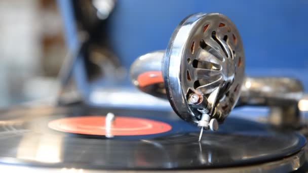 Playing on the old gramophone records — Stock Video