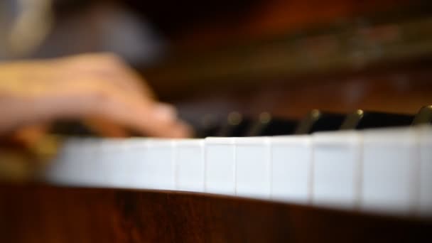 Suonare il pianoforte — Video Stock