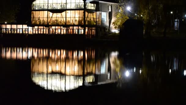 Restaurang på vattnet. natt återspeglas i vatten — Stockvideo