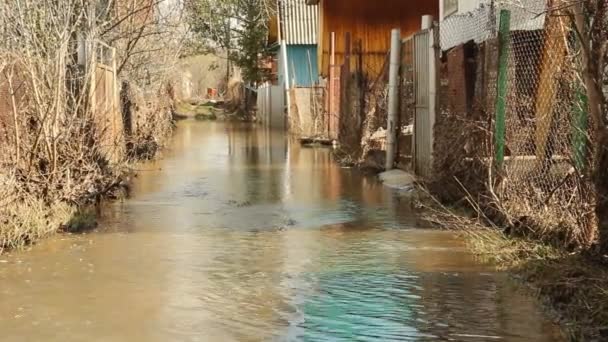 Inondazioni primaverili nelle strade — Video Stock