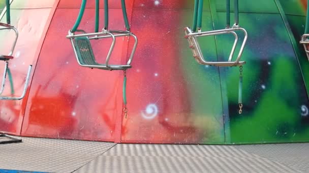 Grote carrousel in een amusement park — Stockvideo